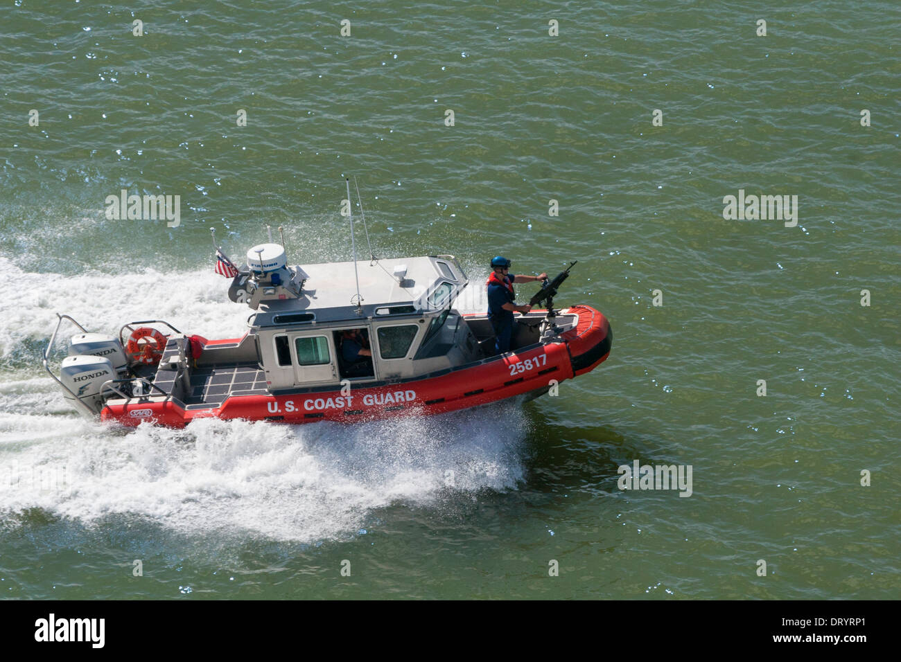 US Coast Guard en patrullas de drogas cerca de las Islas Caimán Foto de stock