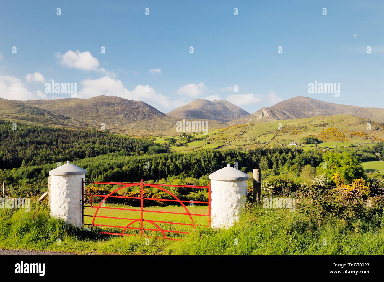 Las Montañas de Mourne, Condado de Down, Irlanda del Norte. Al sur sobre el valle Trassey y Tollymore Park de Slieve Bearnagh Foto de stock