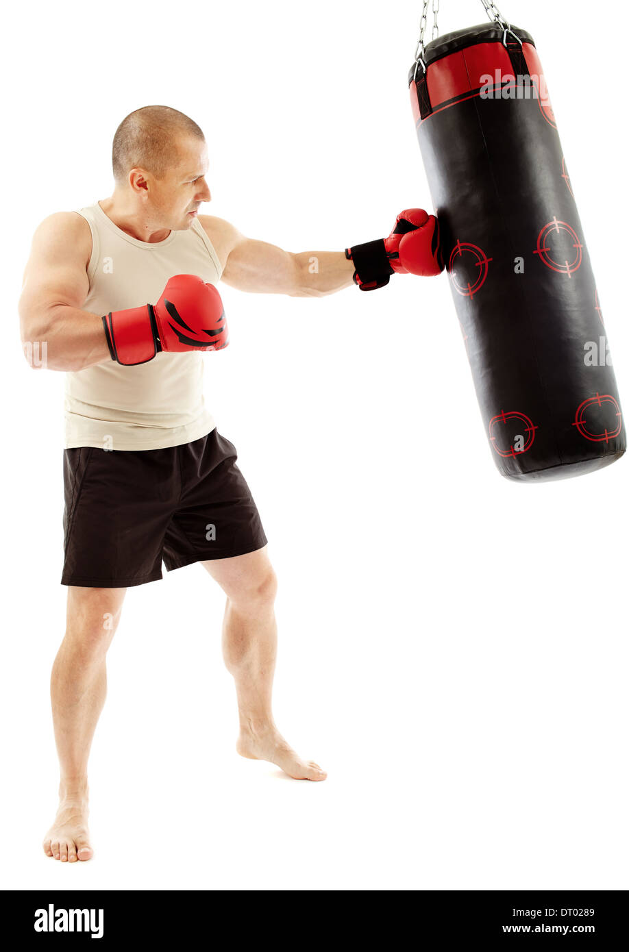 Una boxeadora con un chándal rojo golpea un saco de boxeo en un fondo  oscuro
