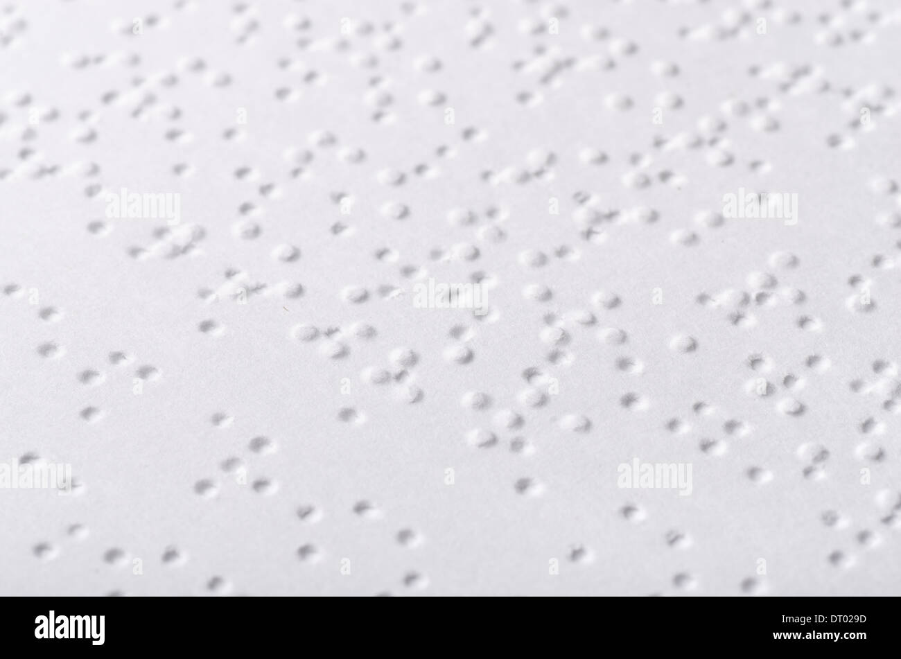 Cerca de papel página con texto en braille Foto de stock