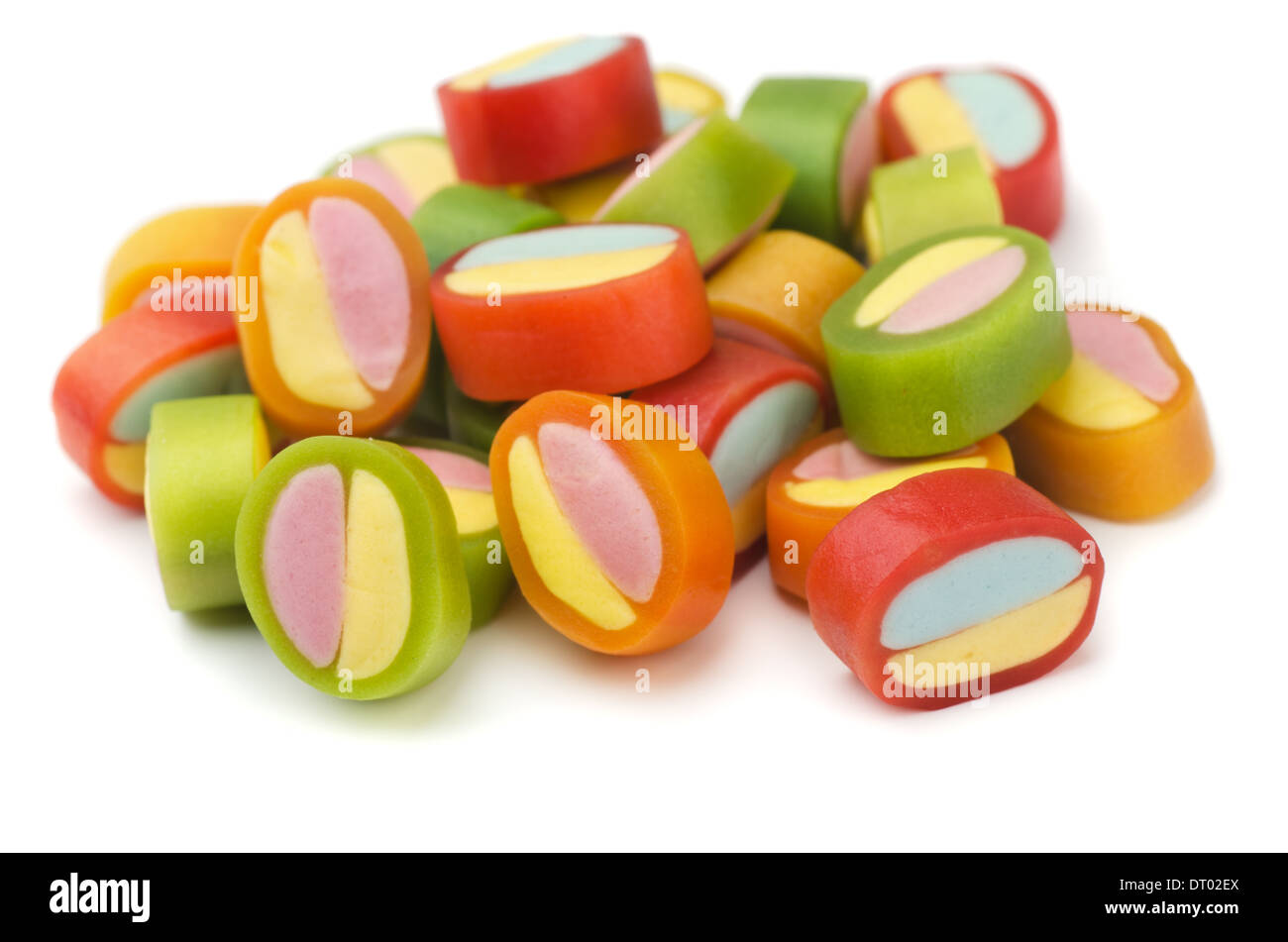 Montón de coloridos caramelos gomosos aislado en blanco Foto de stock