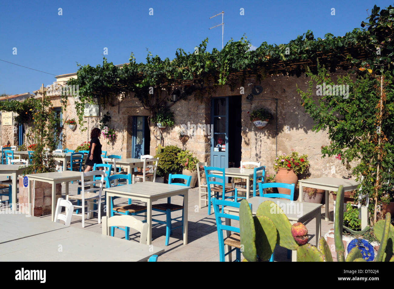 Vista sobre la cialoma restaurante, antiguo seaside villageof marzamemi, Sicilia Foto de stock