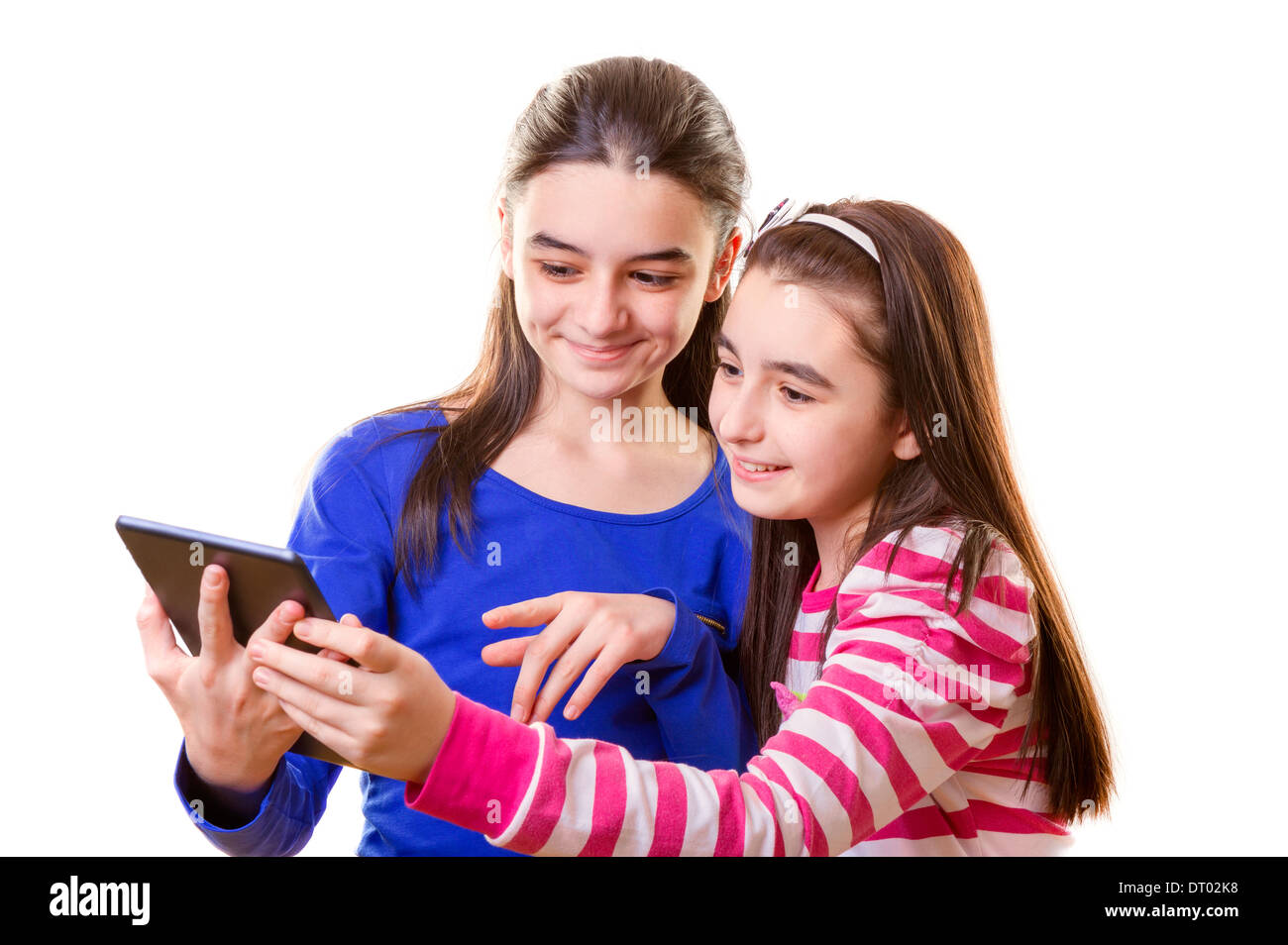 Las niñas adolescentes felices con la tableta digital sobre fondo blanco. Foto de stock