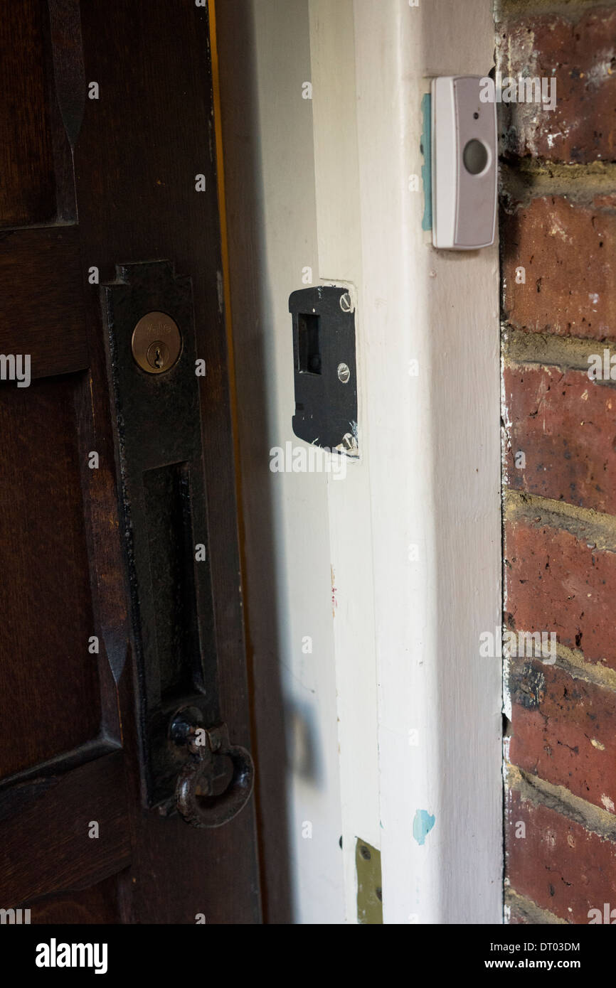 Marco de la puerta de madera ladrillos bell lock letter box martinete Foto de stock