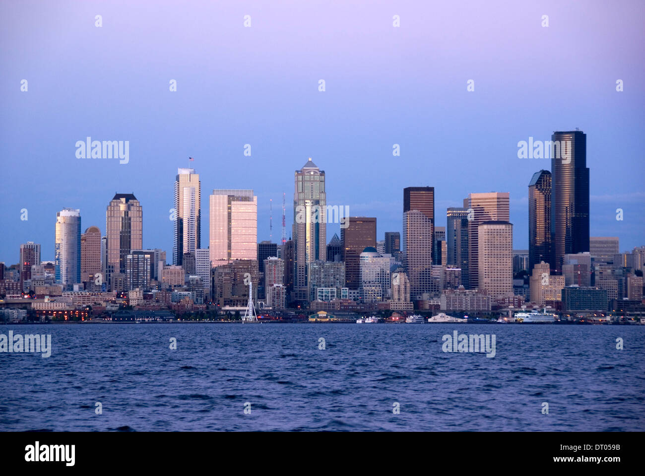 El centro de Seattle rascacielos vistos a través de la Bahía Elliot desde Alki al atardecer, al oeste de Seattle, EE.UU. Foto de stock