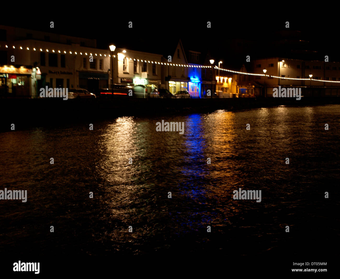 Las luces de la calle brillando sobre el río, de Neet Bude, Cornualles, en el REINO UNIDO Foto de stock