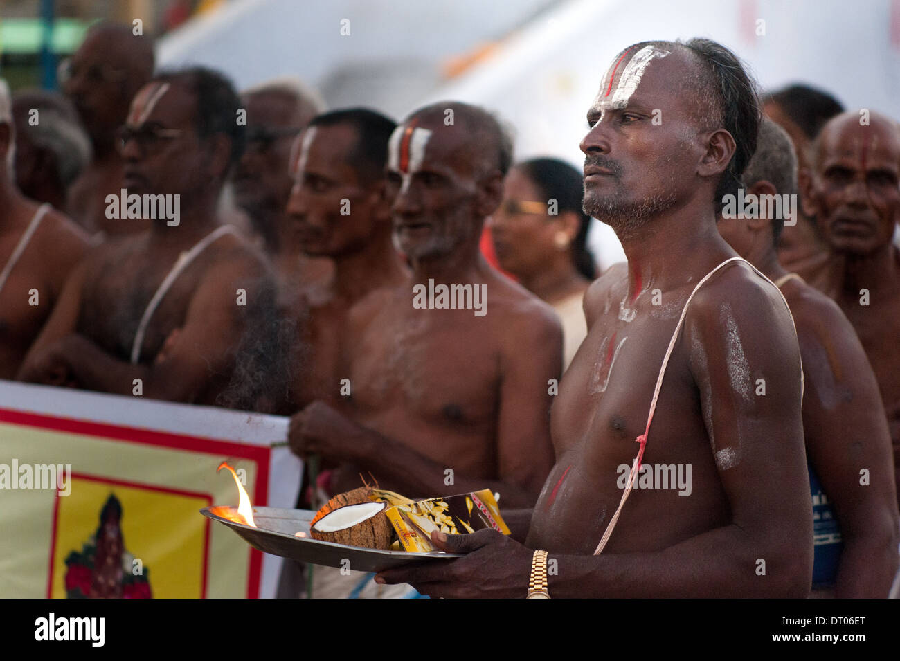 Masi Magam muy auspiciosa y día importante para todo el mundo,en Mamallapuram Tamilians un grupo de devotos participar. Foto de stock