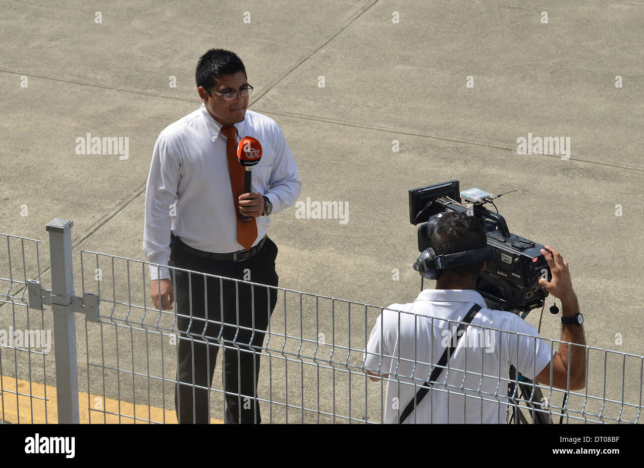 Periodista de televisión y camarógrafo en directo, Canal de Panamá,  Miraflores, Panamá Fotografía de stock - Alamy