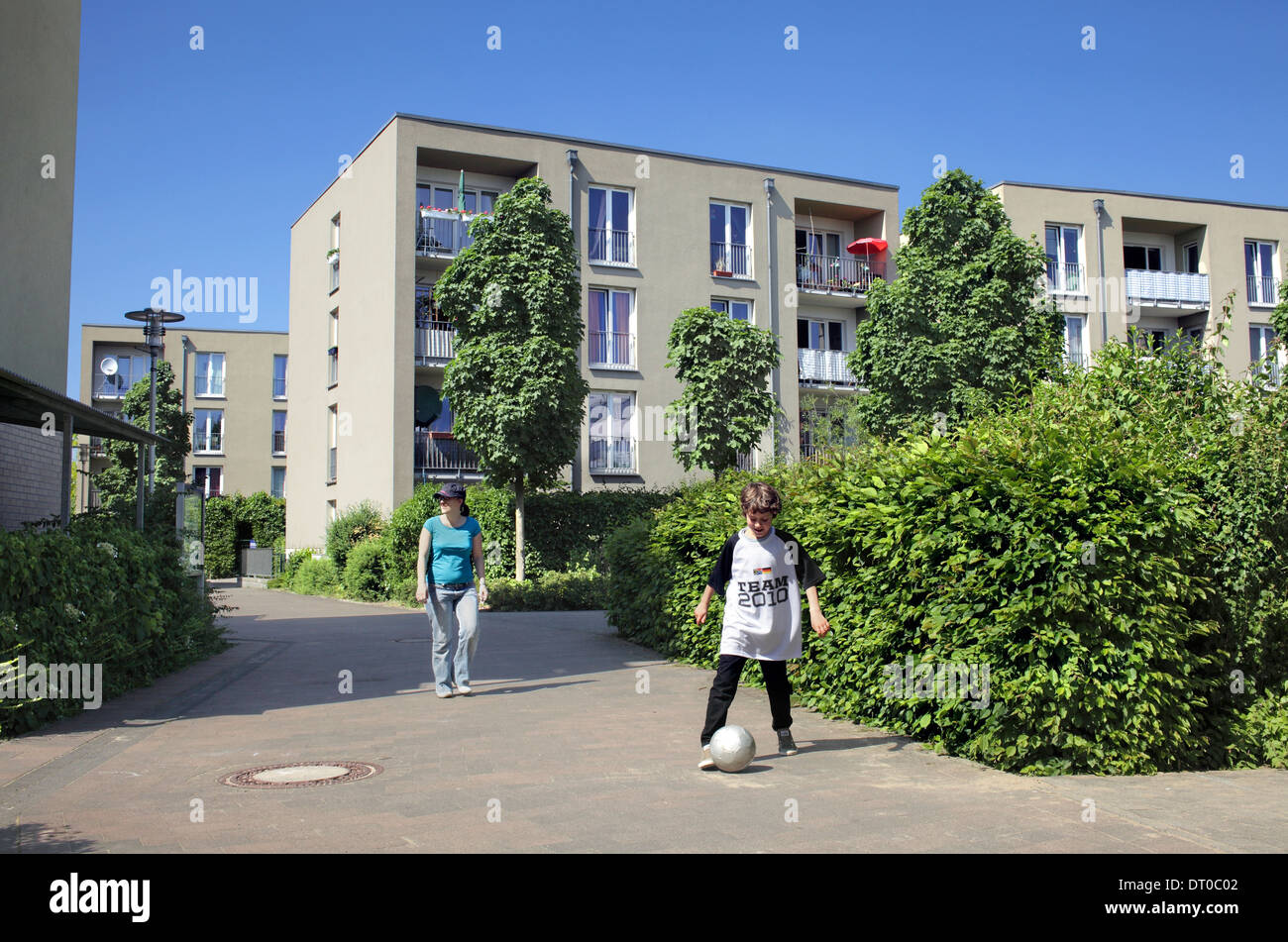 Parte de Gartensiedlung Weissenburg, un desarrollo de viviendas sin coches en Münster, Alemania. Un lugar seguro para patear un balón de fútbol. Foto de stock