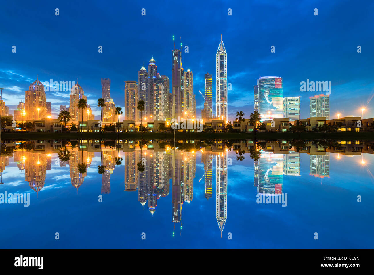 Noche rascacielos de apartamentos de gran altura y torres de oficinas en la nueva zona del puerto deportivo de Dubai, en los Emiratos Árabes Unidos Foto de stock