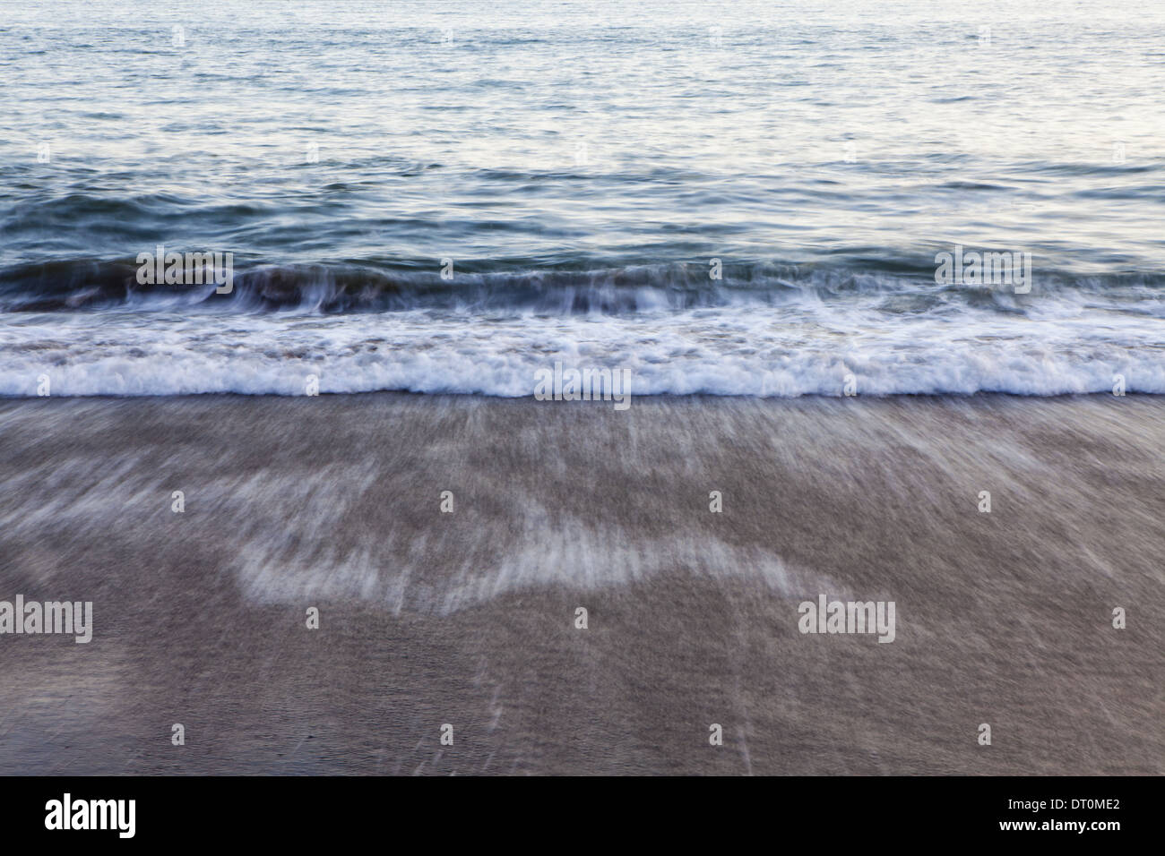 Washington Estados Unidos olas rompiendo en la orilla del mar al atardecer Foto de stock