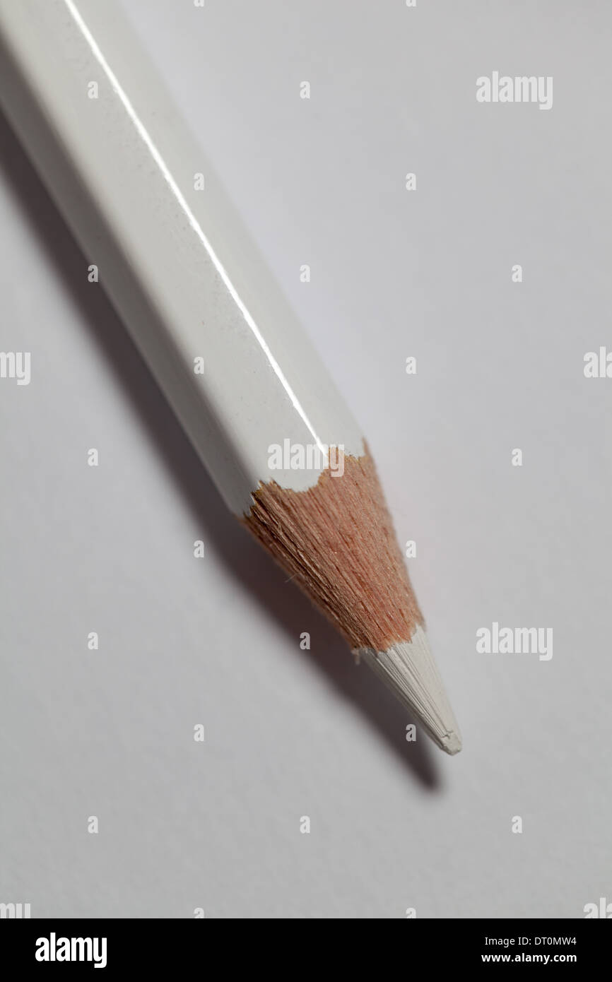 Un lápiz de color blanco sobre un fondo de papel blanco Fotografía de stock  - Alamy