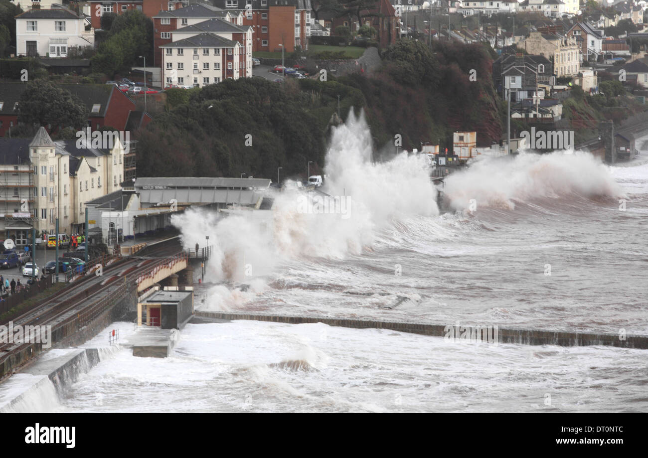 Dawlish, Devon, Reino Unido. El 5 de febrero de 2014. Olas masivas bateador Dawlish frente al mar con marea alta a destruir el tren de la línea de crédito: Vicki Gardner/Alamy Live News Foto de stock