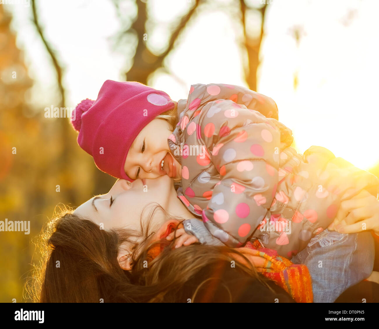 Madre e hija en el parque Foto de stock