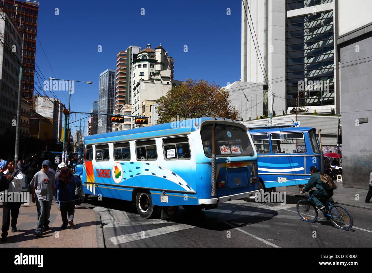 Los autobuses antiguos bloquean la carretera principal Av 16 de Julio a través del centro de la ciudad durante una huelga de los sindicatos del transporte público, La Paz, Bolivia Foto de stock