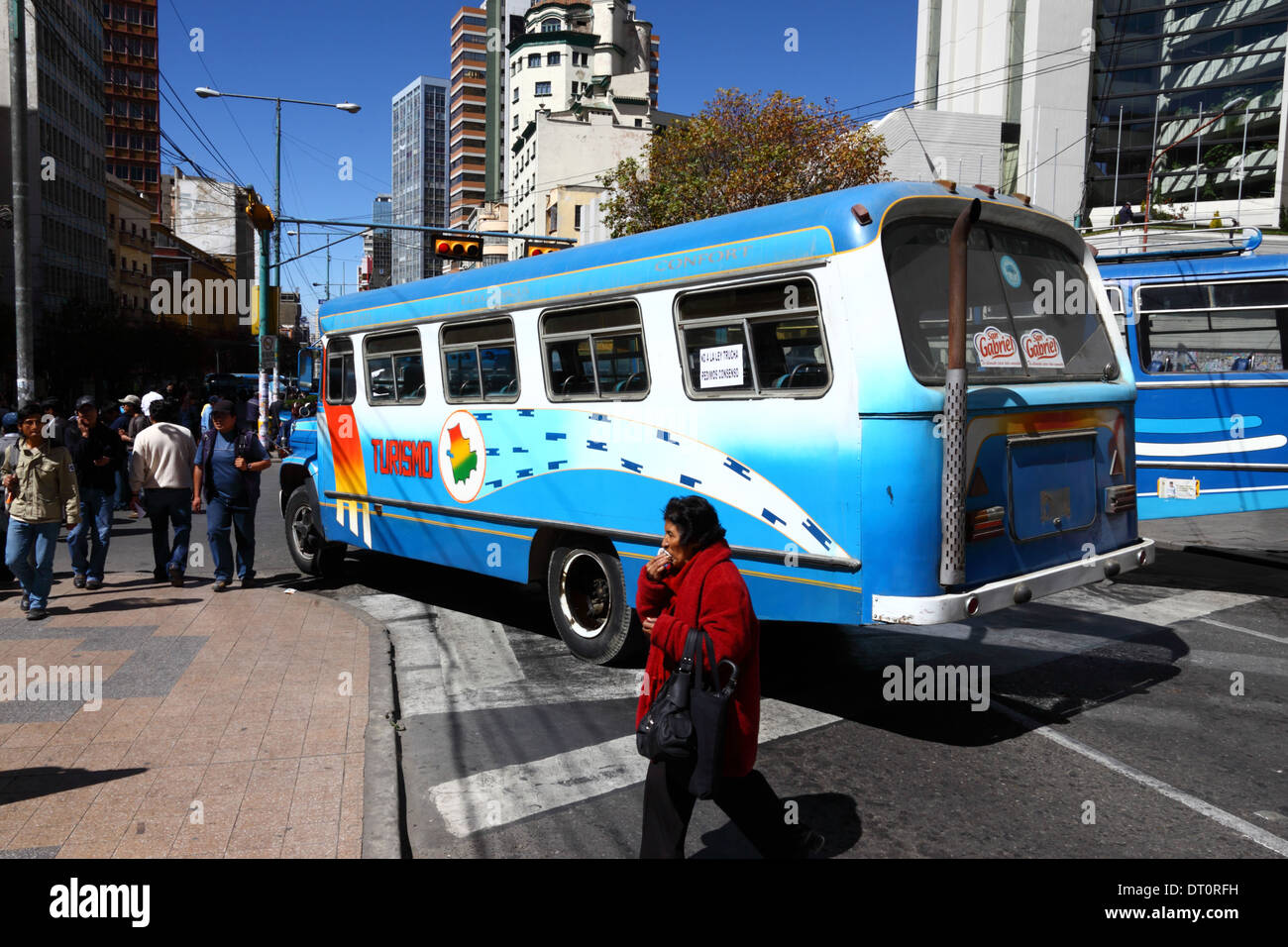 Vintage autobuses bloquean la principal carretera Av 16 de julio en el centro de la ciudad, durante una huelga de los sindicatos de transporte público, La Paz, Bolivia Foto de stock