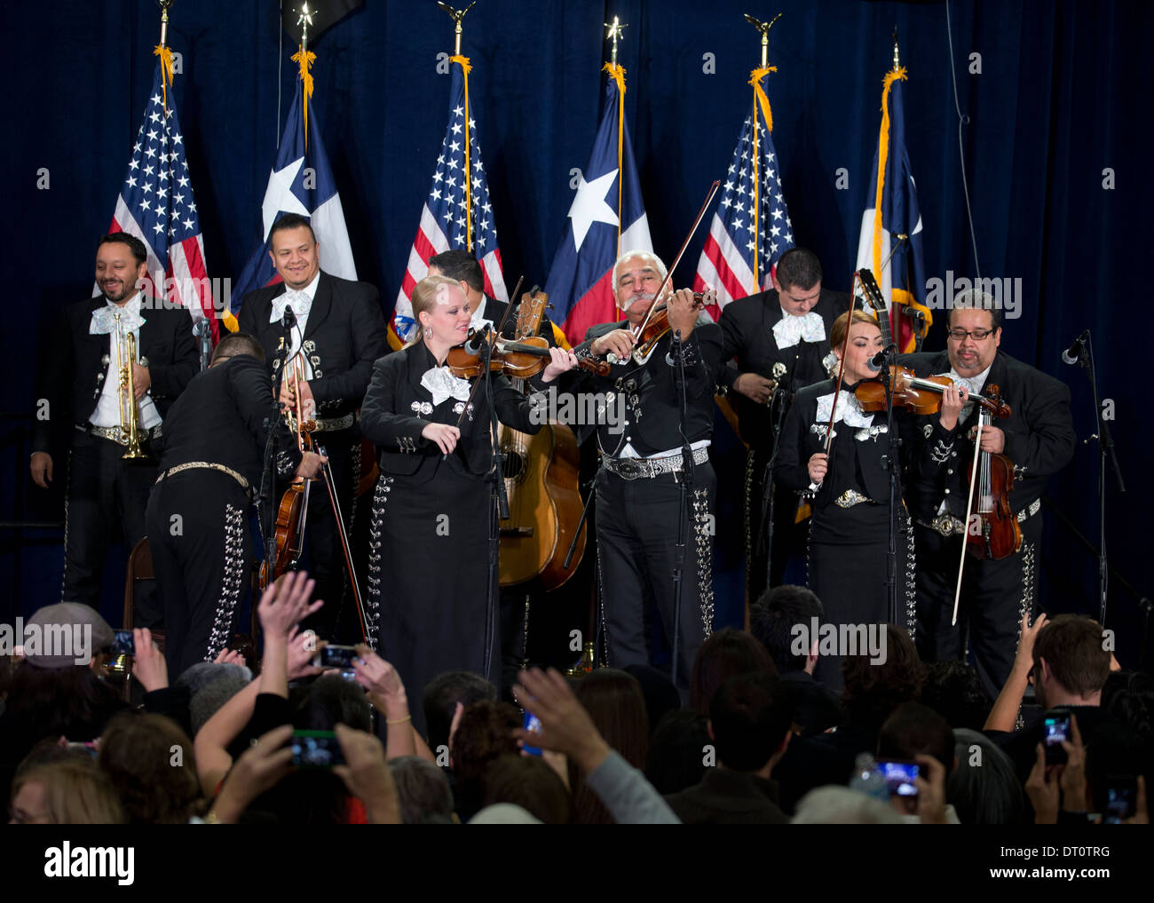 Nueve miembros de la banda de mariachis juega on-stage en un mitin político en San Antonio, Texas. Foto de stock