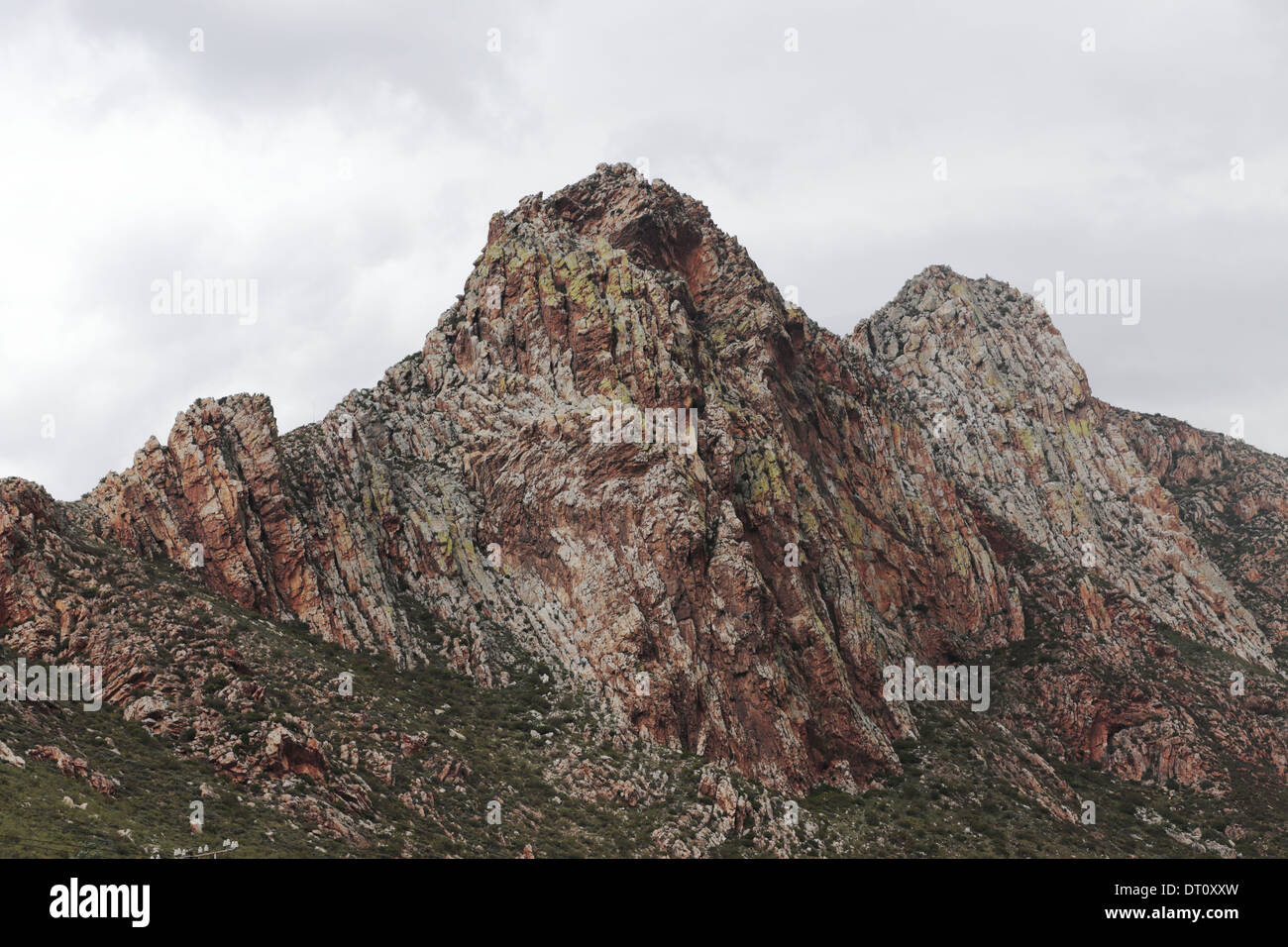 Jagged el pico de la montaña en la zona del Cogman Kloof, Montagu, South Africa Foto de stock