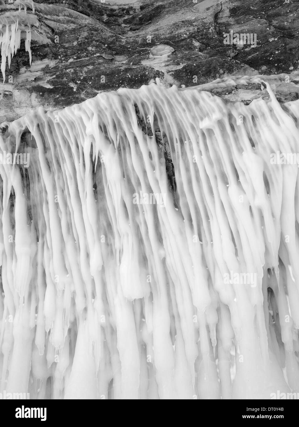 Fotografía en blanco y negro, detalle del Apóstol de la isla, cuevas de hielo Makwike Bay, cerca de Bayfield, Wisconsin, en un frío de febrero d Foto de stock