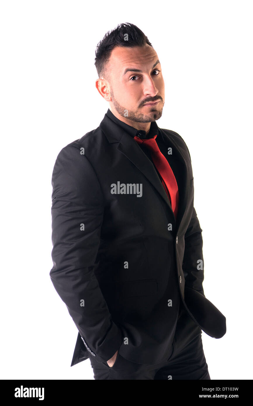 Elegante hombre con traje negro y cuello rojo-tie, aislado sobre fondo  blanco Fotografía de stock - Alamy