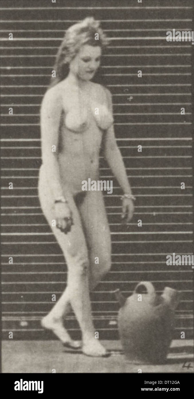 Archivo mujer desnuda girar y levantar una jarra de agua del suelo  (RBM-QP301M8-18 Fotografía de stock - Alamy