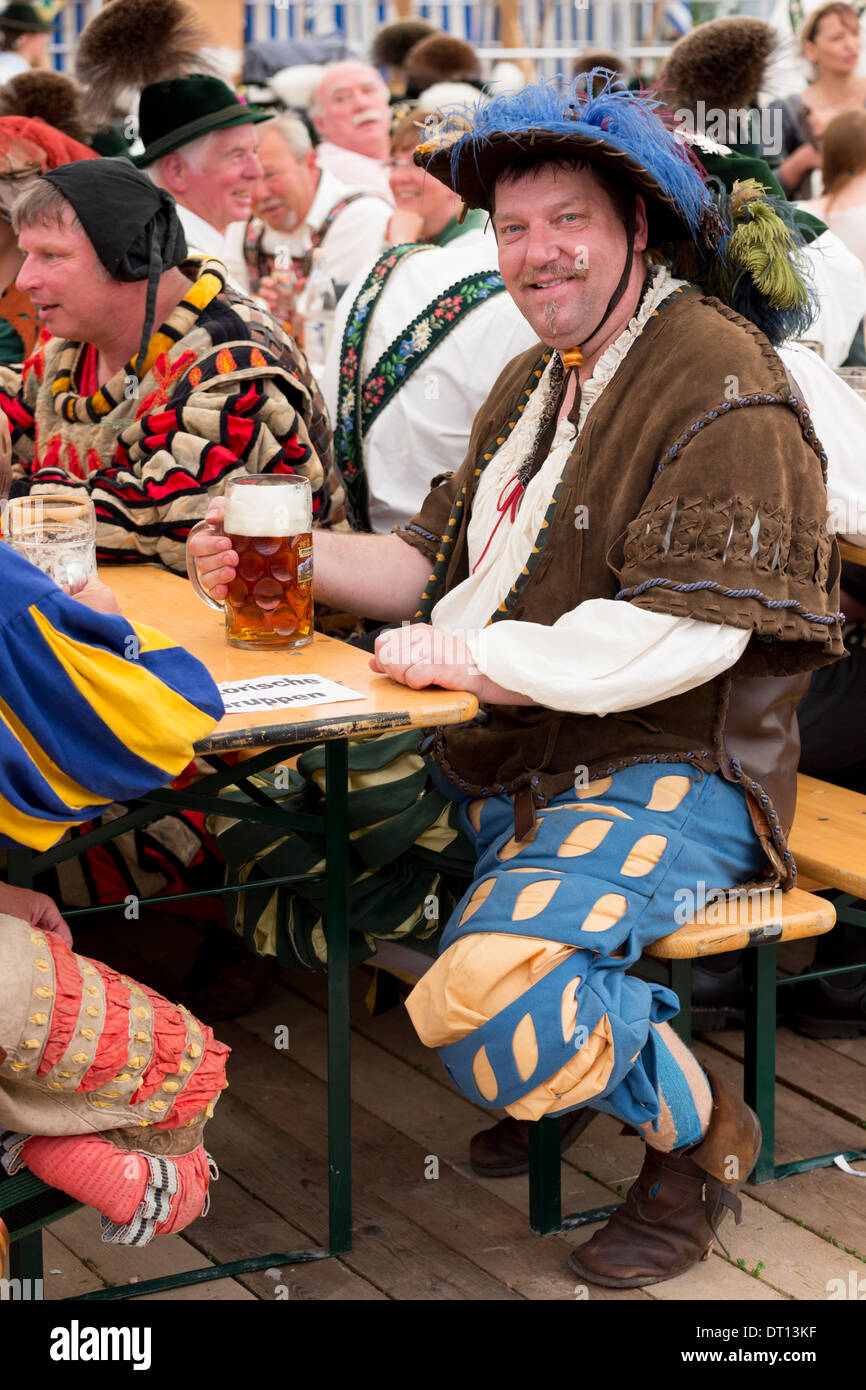 Los aldeanos en traje de fiesta de la cerveza en el pueblo de Klais en Baviera, Alemania Foto de stock