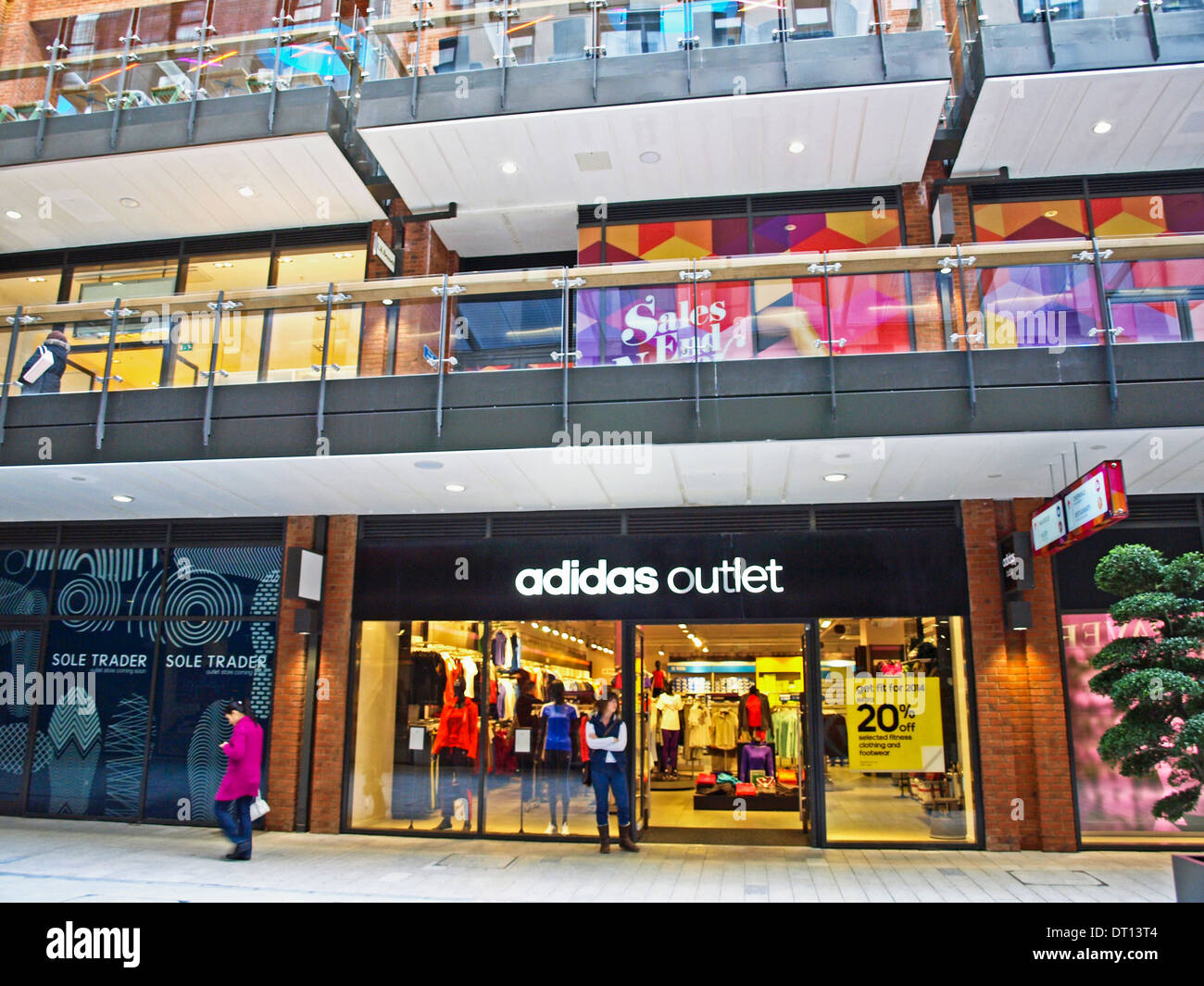 Excremento lavar Dar Adidas Outlet en el Outlet de Londres, Wembley, Brent, London Borough of  London, England, Reino Unido Fotografía de stock - Alamy