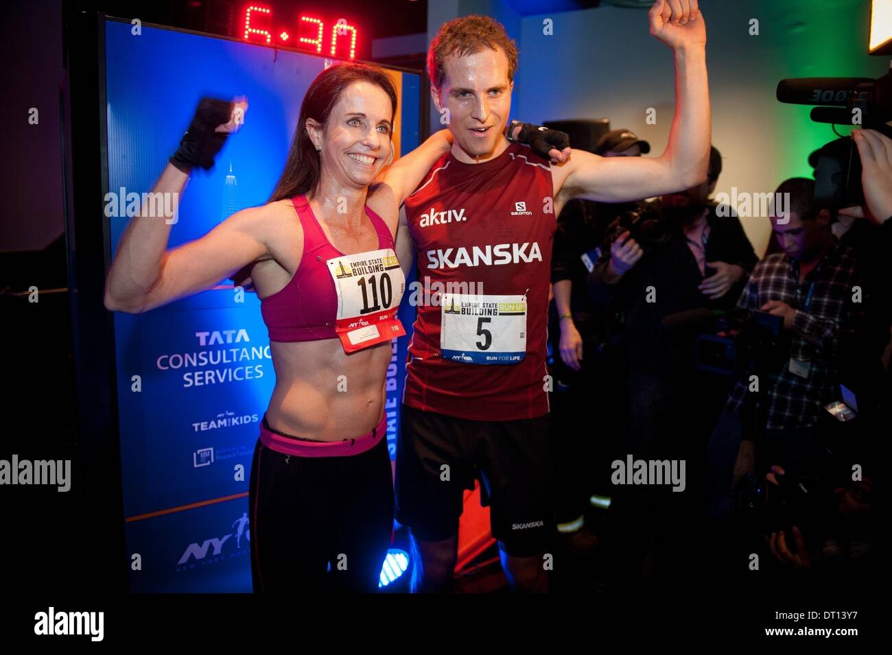 Manhattan, Nueva York, Estados Unidos. 5 Feb, 2014. Ganador de la mujer SUZY WALSHAM (izquierda) y los hombres, el ganador THORBJÃ˜N LUDVIGSEN (derecha) gana la 37ª Anual de Empire State Run-Up cubriendo 86 historias igual a 1,576 pasos, en una distancia total de 1.050 pies (aproximadamente un quinto de una milla verticalmente), Miércoles, 5 de febrero de 2014. Crédito: Bryan Smith/ZUMAPRESS.com/Alamy Live News Foto de stock