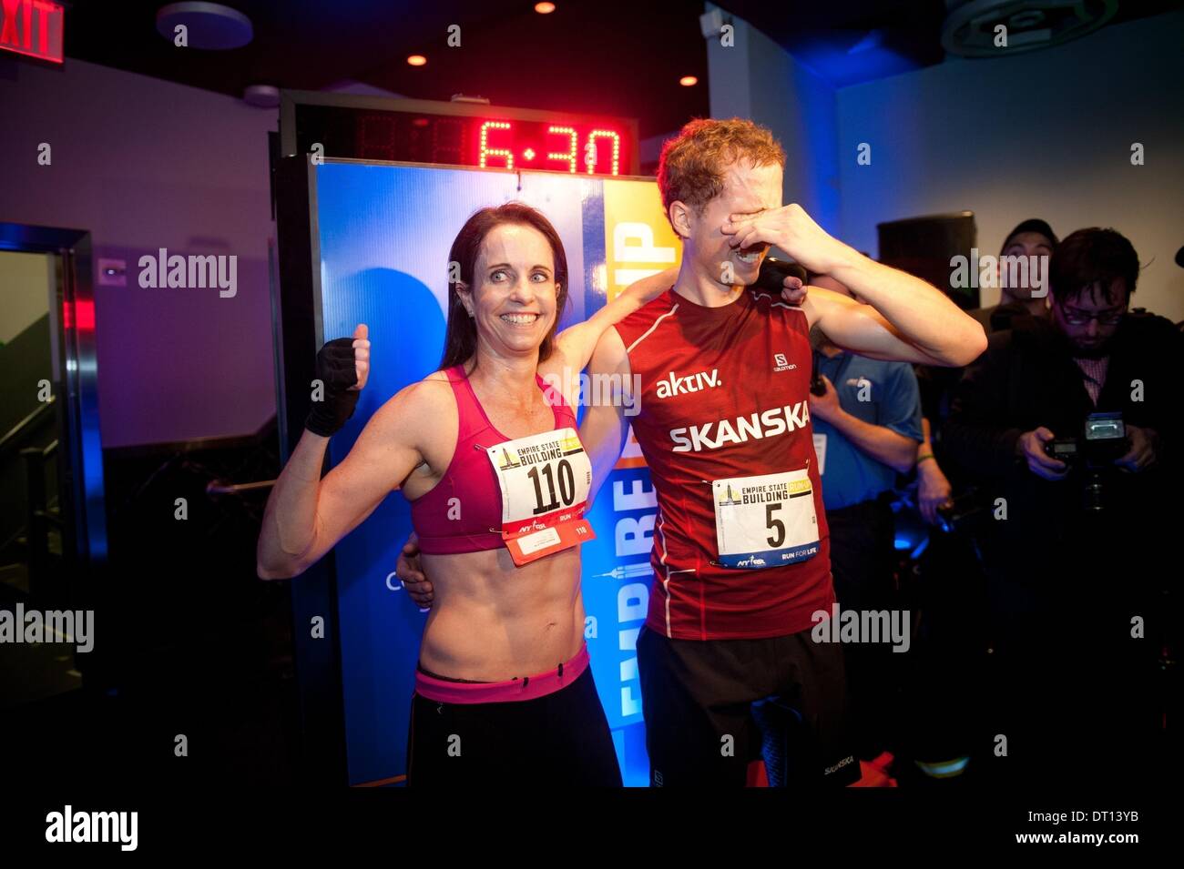 Manhattan, Nueva York, Estados Unidos. 5 Feb, 2014. Ganador de la mujer SUZY WALSHAM (izquierda) y los hombres, el ganador THORBJÃ˜N LUDVIGSEN (derecha) gana la 37ª Anual de Empire State Run-Up cubriendo 86 historias igual a 1,576 pasos, en una distancia total de 1.050 pies (aproximadamente un quinto de una milla verticalmente), Miércoles, 5 de febrero de 2014. Crédito: Bryan Smith/ZUMAPRESS.com/Alamy Live News Foto de stock