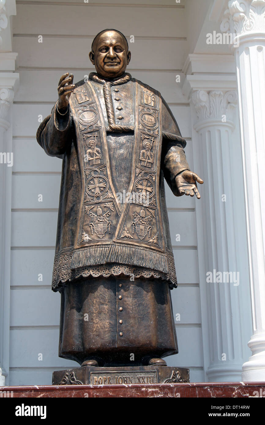Estatua del Papa Juan XXIII en la Estrella de la mañana, Iglesia, Velankanni Foto de stock