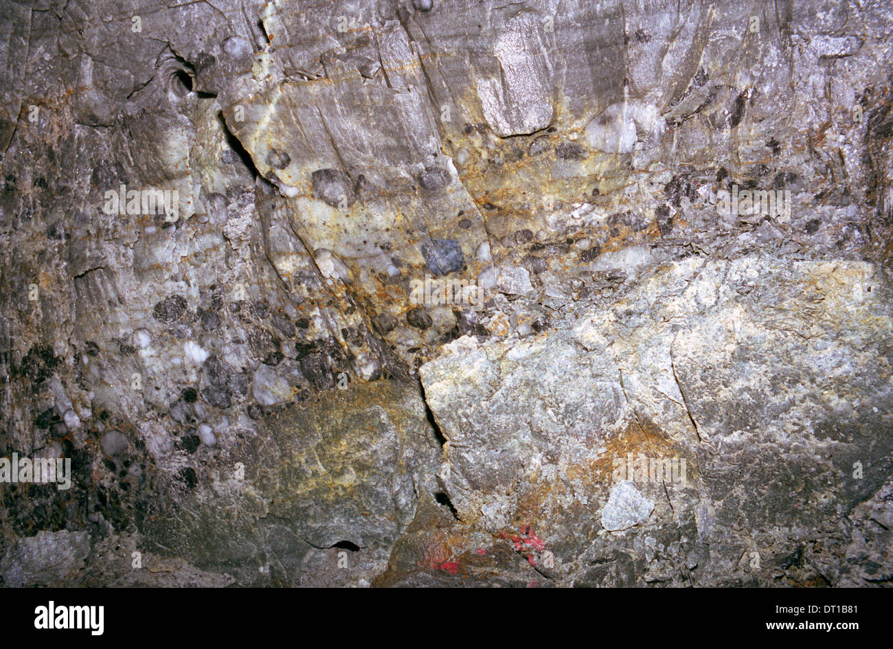 Ipjr09986128 de noviembre de 2005 el mineral de oro en la mina Mponeng  superficie rocosa es la mina de oro más profunda en el mundo de la  extracción de oro desde Fotografía