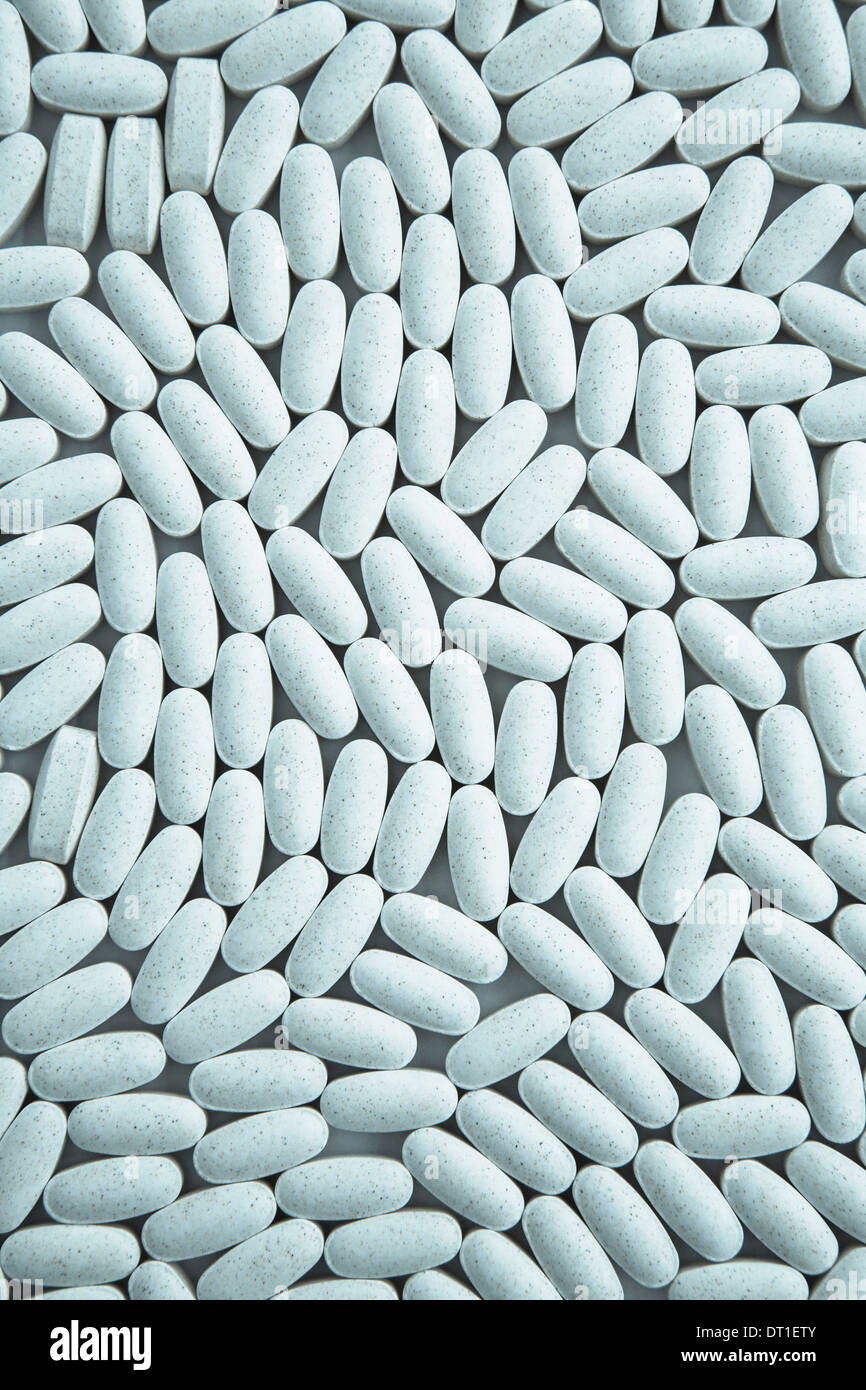 Suplementos de vitamina C pequeñas tabletas de óvalo azul Foto de stock