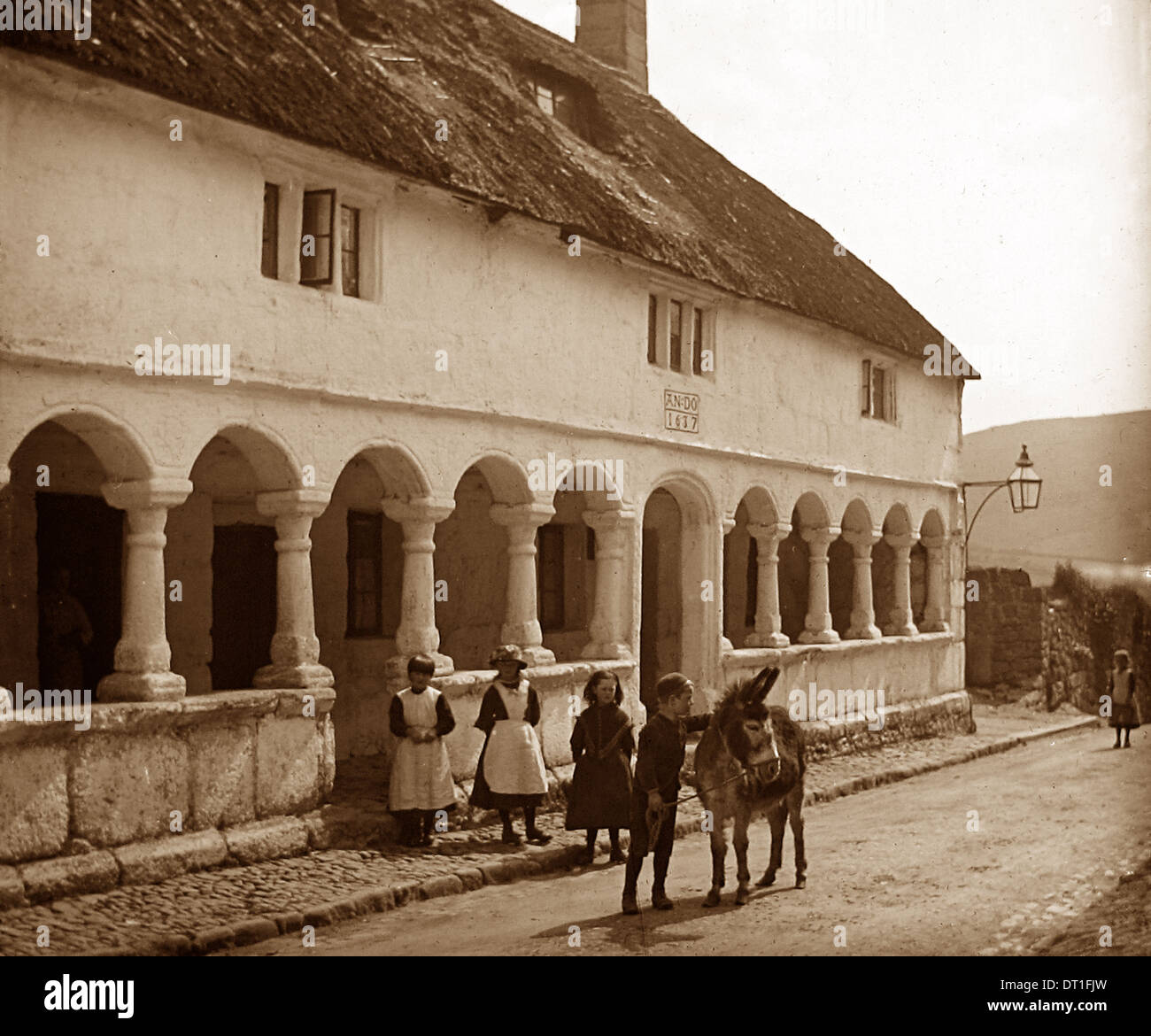 Moretonhampstead limosnas del período Victoriano Casas Foto de stock