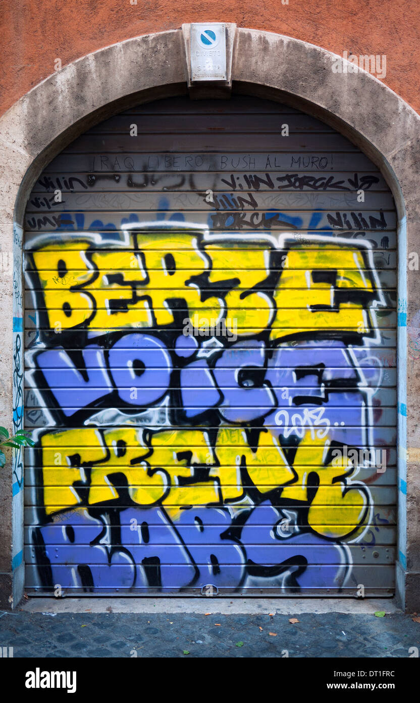 Graffiti rociados sobre las portadas en Trastevere, Roma, Italia Fotografía  de stock - Alamy