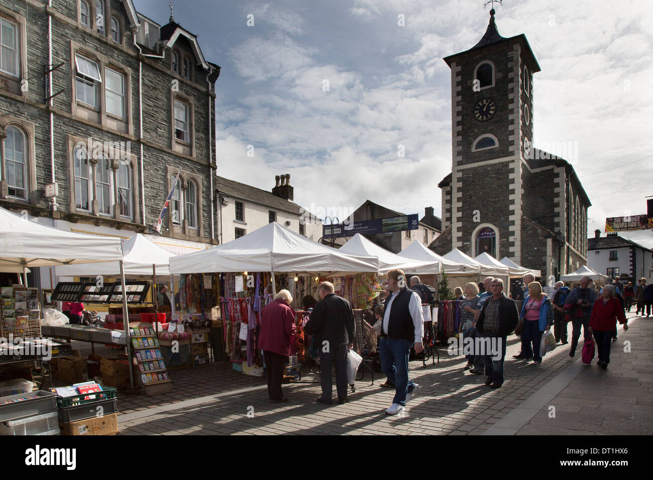 Plaza del Mercado Jueves, día de mercado, Keswick, Cumbria Foto de stock