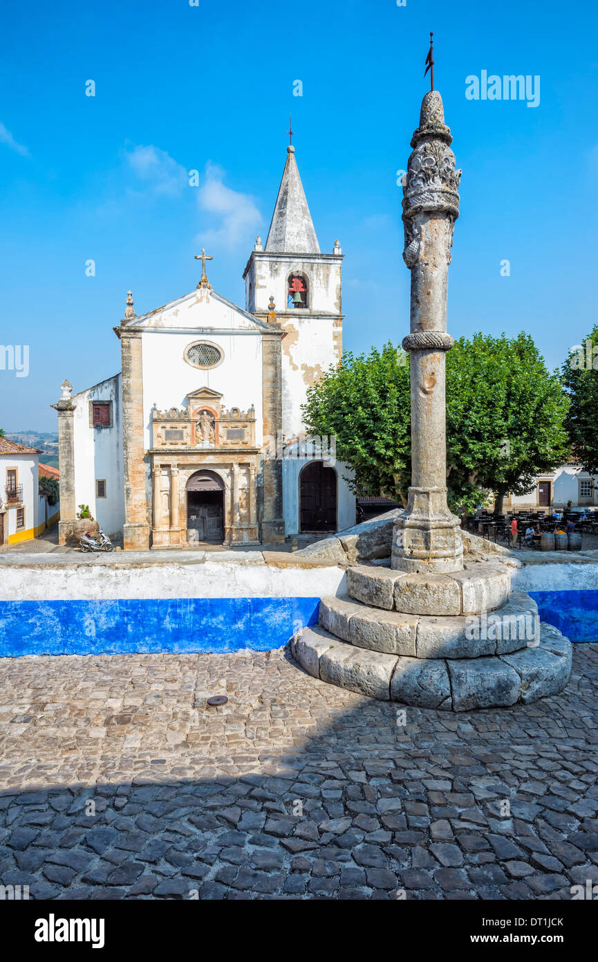 Iglesia de Santa Maria y picota, Obidos, Extremadura, Portugal, Europa Foto de stock