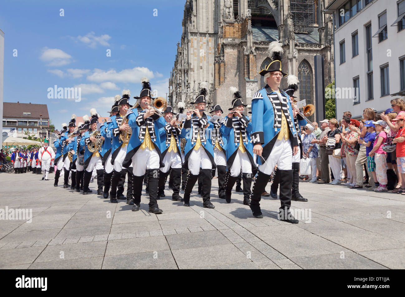 Banda (Ulmer Freireiter) en trajes tradicionales en Munsterplatz square, Fischerstechen, Ulm, Baden Wurttemberg, Alemania Foto de stock