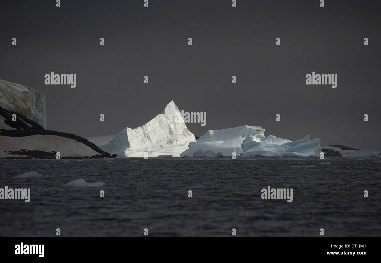 Iceberg a lo largo de la Península Antártica. Foto de stock