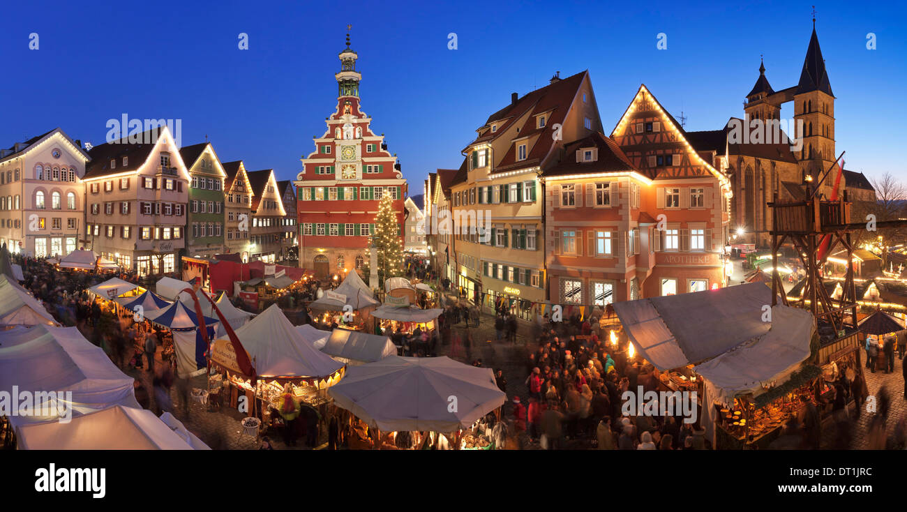 Feria de Navidad en el mercado con el antiguo ayuntamiento y la iglesia de Sankt Dionys, Esslingen, Baden Wurttemberg, Alemania, Europa Foto de stock