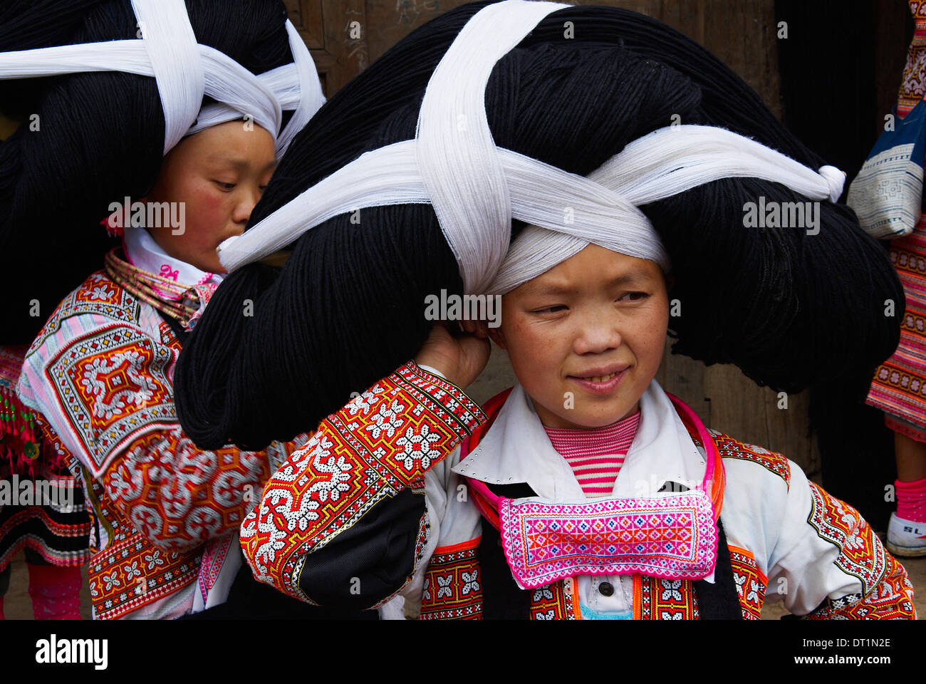 Long horn Miao niñas en trajes tradicionales celebrando Flower Festival de Danza, Longjia village, de la provincia de Guizhou, China, Asia Foto de stock