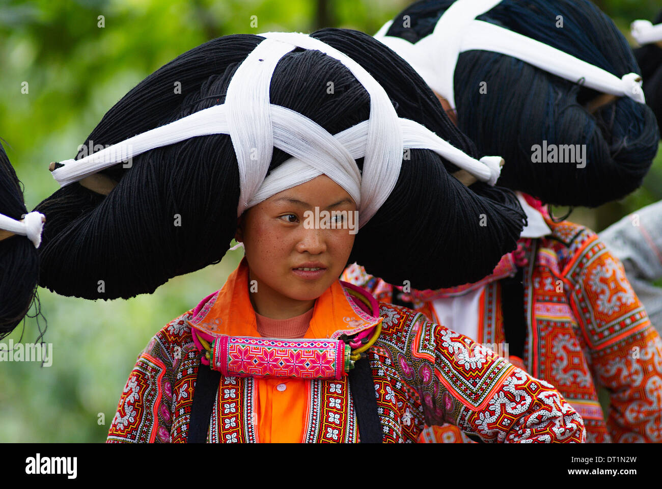 Long horn Miao niñas en trajes tradicionales celebrando Flower Festival de Danza, Longjia village, de la provincia de Guizhou, China, Asia Foto de stock