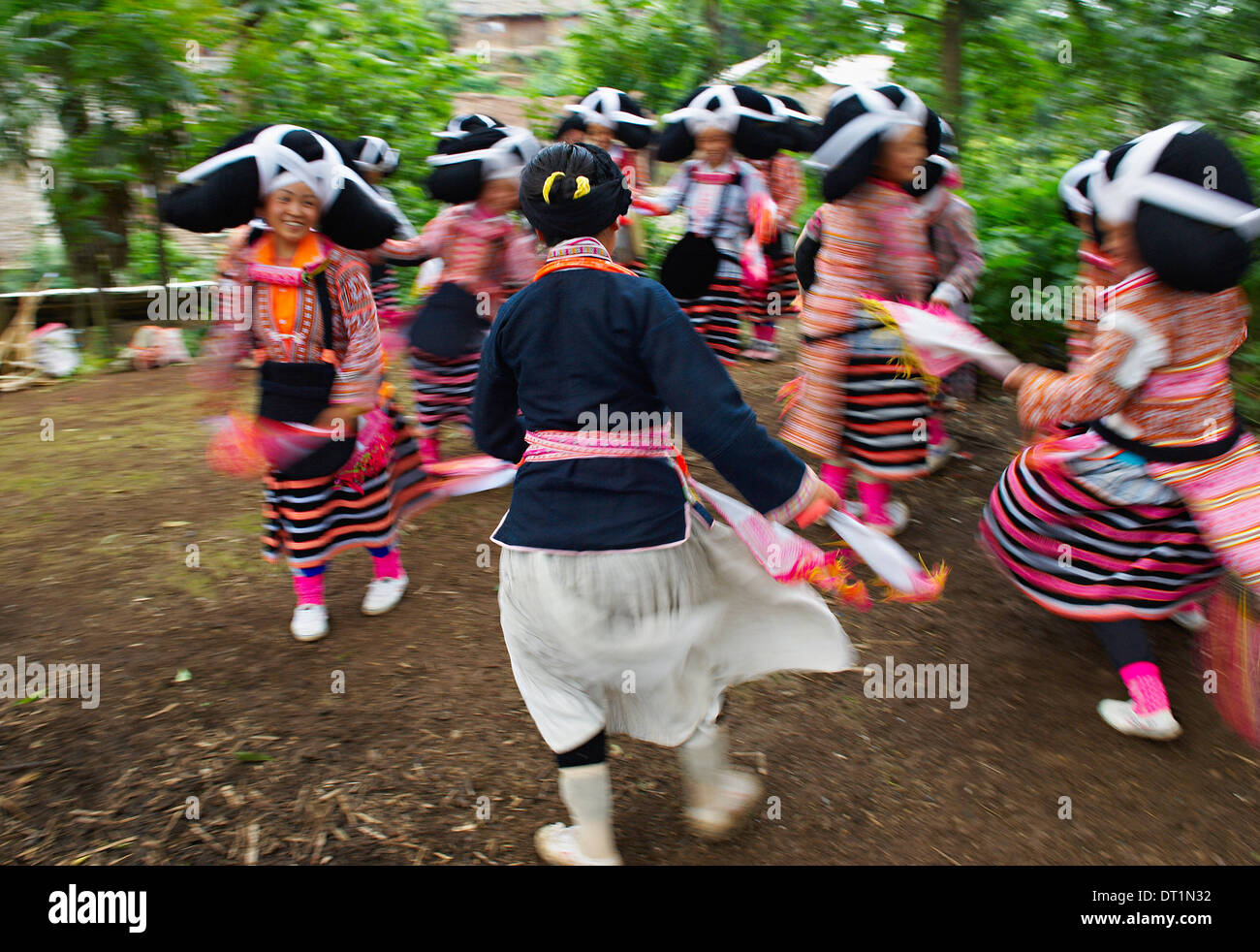 Long horn Miao niñas en trajes tradicionales celebrando Flower Festival de Danza, Longjia village, de la provincia de Guizhou, China, Asia Foto de stock