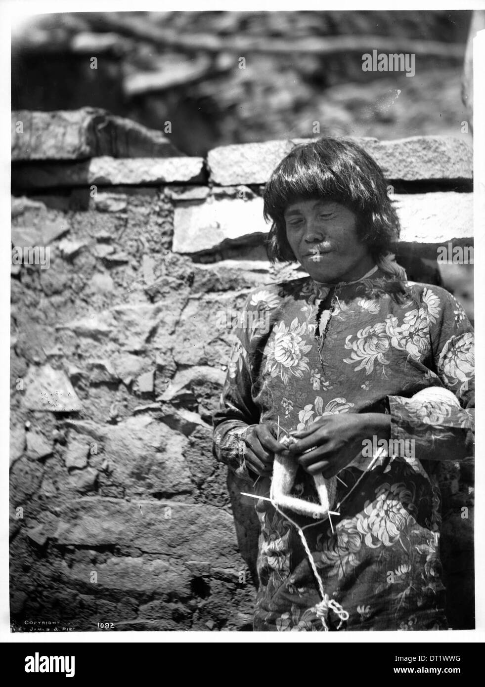Indios Hopi tejer un calcetín, ca.1901 Foto de stock