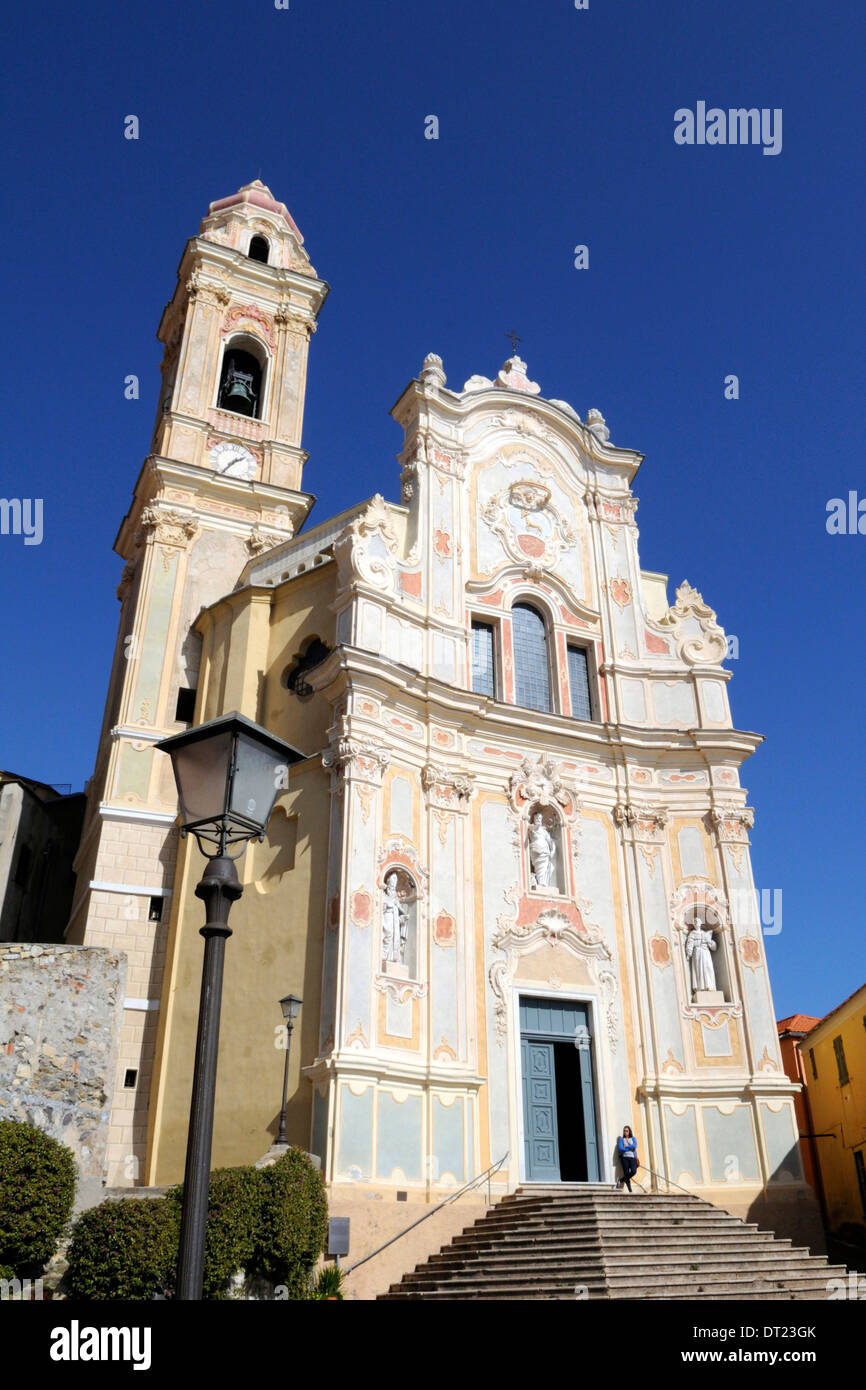 Una vista sobre la iglesia de San Giovanni Battista, en cervo village en ligury Foto de stock