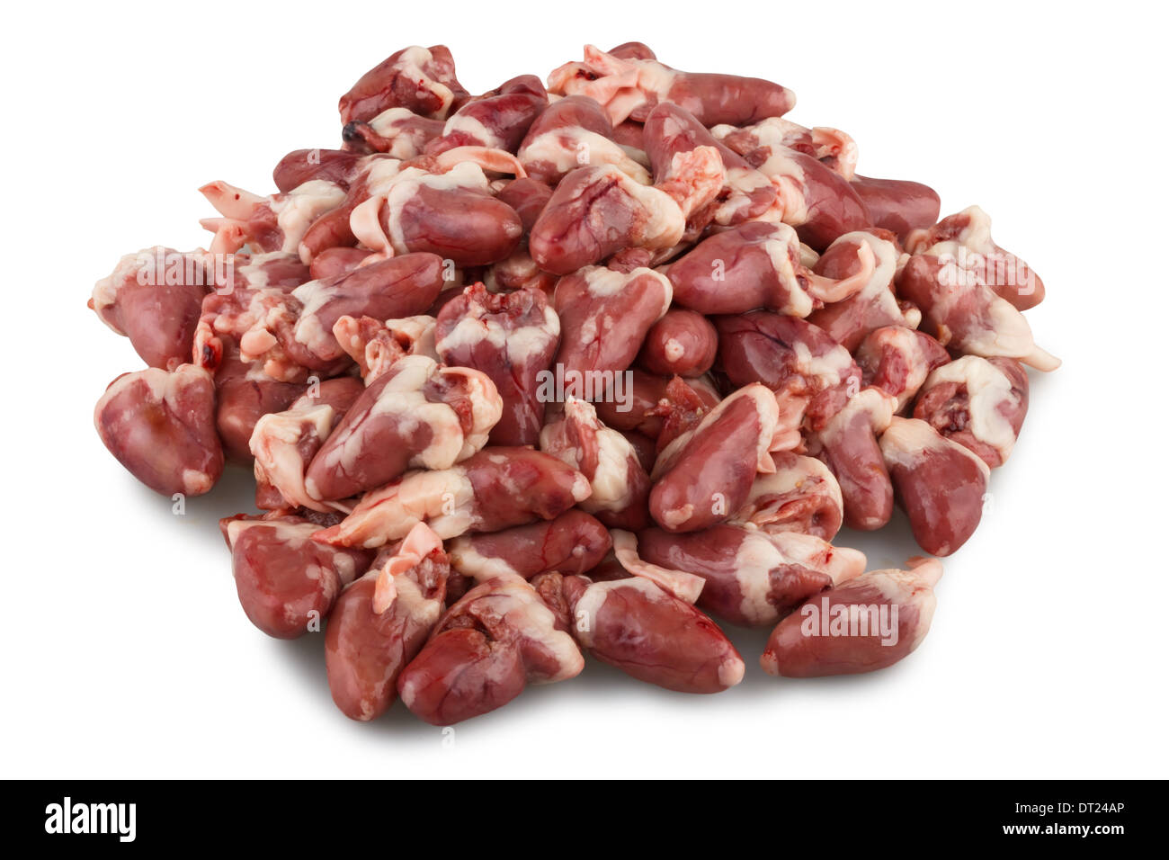 Un montón de pollo crudo corazones aislado en blanco Foto de stock