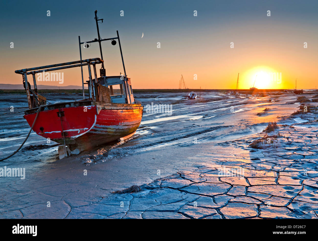 Pisos de lodo y barcos de pesca al atardecer, Heswall Dee, el estuario, el Wirral, Merseyside, Inglaterra, Reino Unido. Foto de stock
