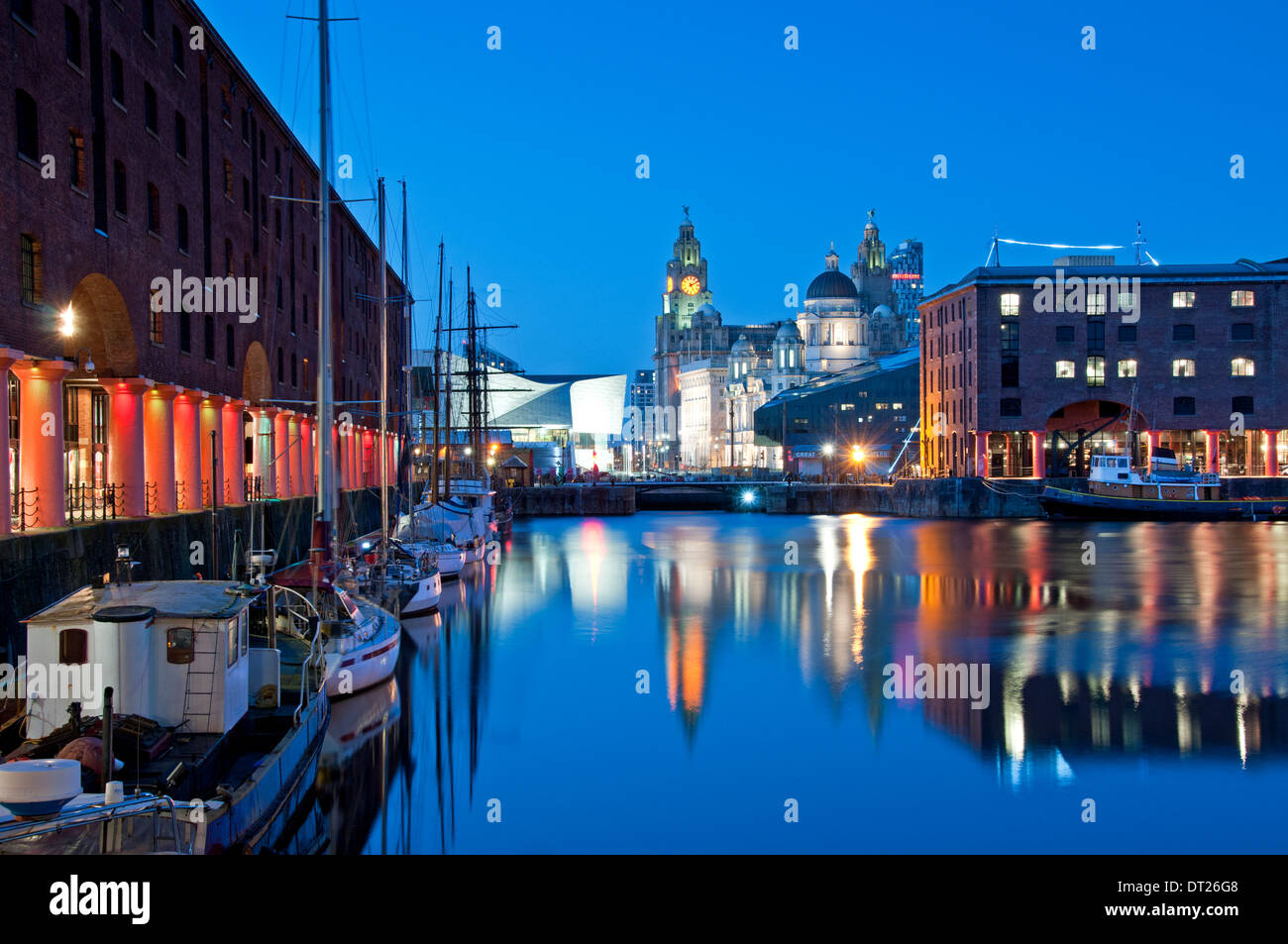 El Albert Dock en la noche, con el edificio detrás del hígado, Liverpool, Merseyside, Inglaterra, Reino Unido. Foto de stock