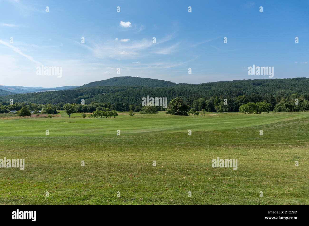 Un campo de vista de algunos bosques y colinas en la distancia Foto de stock