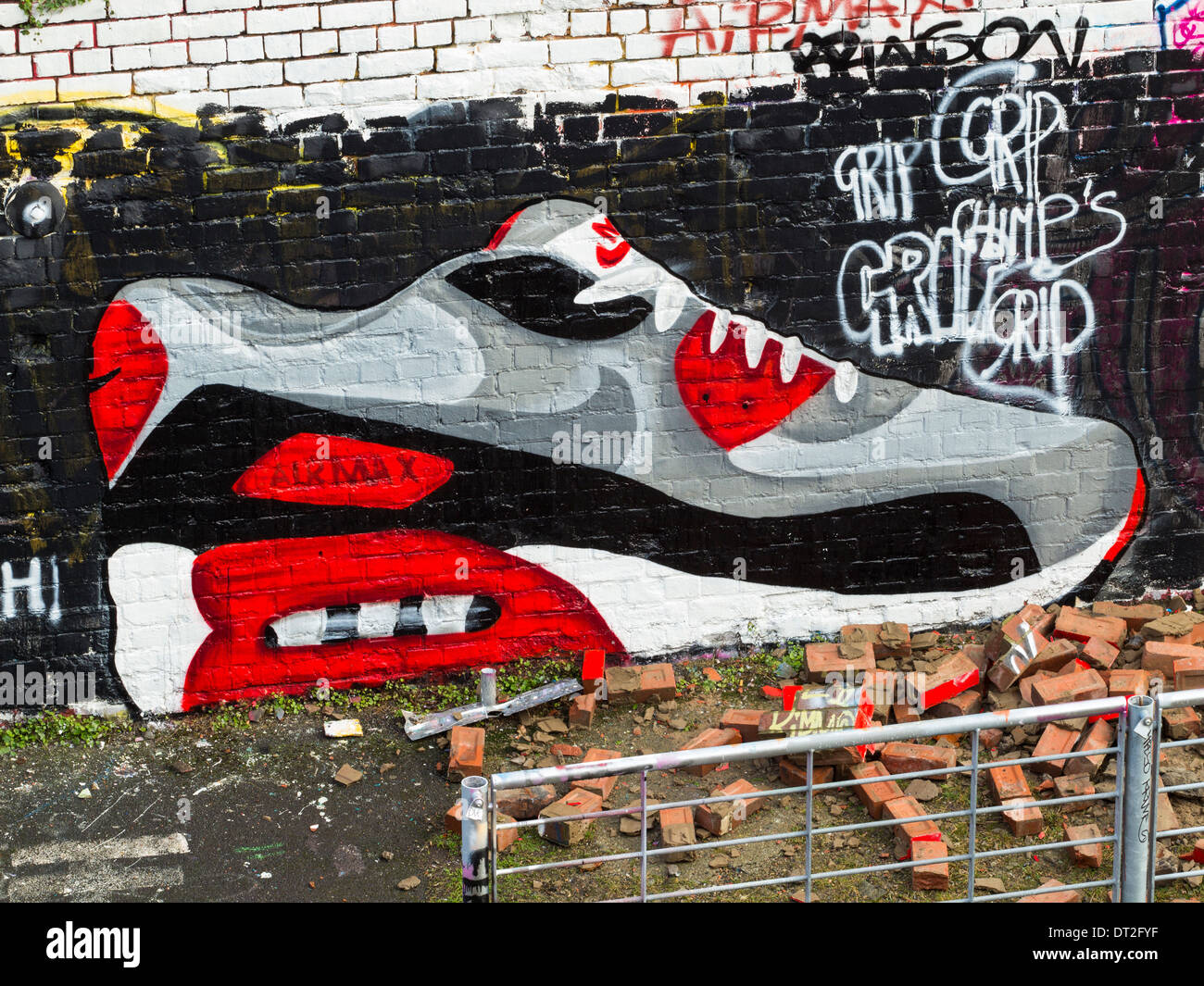 Nike Trainer pintadas en la pared en Gateshead, UNIDO Fotografía stock Alamy