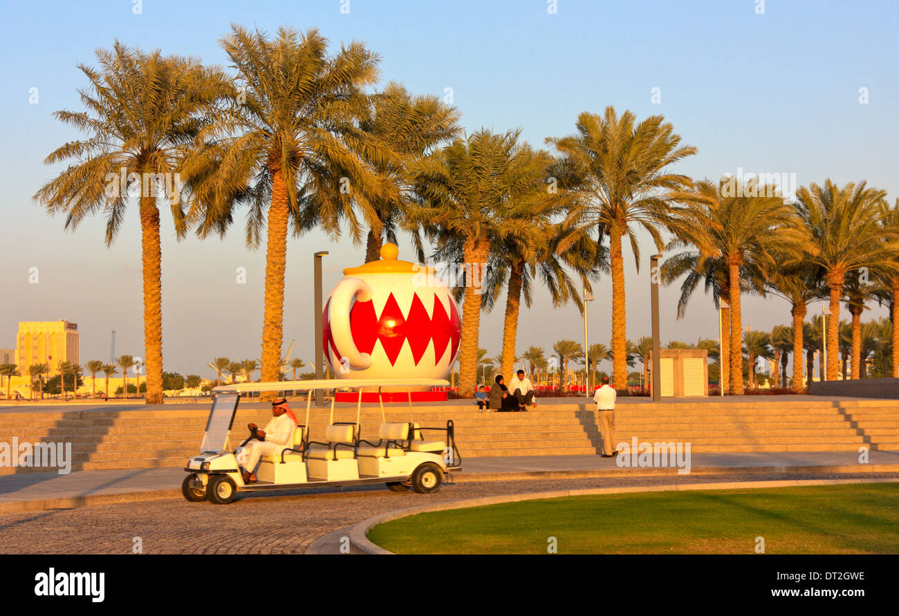 Té olla monumento en el jardín del Museo de Arte Islámico, Doha, Qatar Foto de stock